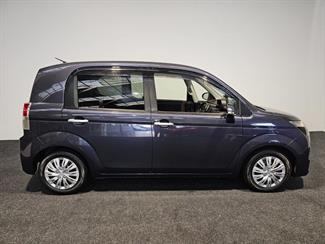2012 Toyota SPADE - Thumbnail