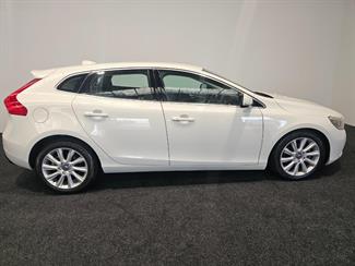 2015 Volvo V40 - Thumbnail