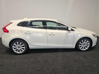 2015 Volvo V40 - Thumbnail