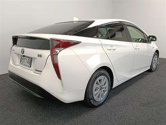 2017 Toyota Prius - Thumbnail