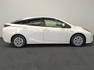 2017 Toyota Prius - Thumbnail